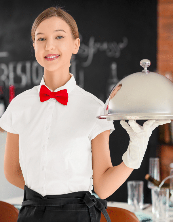 Serveuse de restaurant en plein service avec une assiette recouverte d'une cloche
