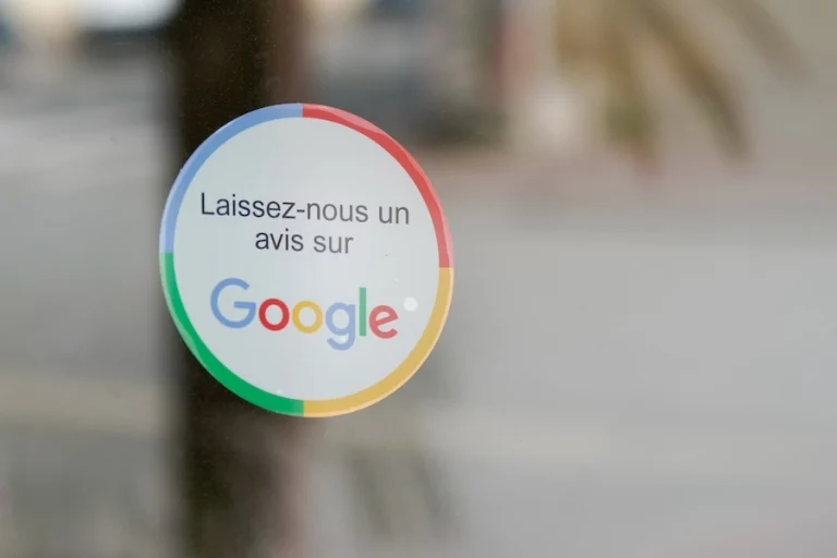 autocollant laisser nous un avis sur google collé sur la vitrine